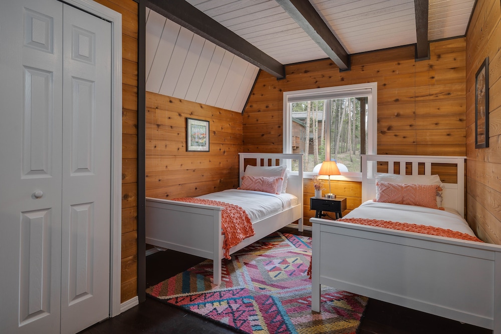 Tranquil Modern Hike + Ski Breck Cabin W/ Fast Wifi, Hottub, Firepit, 2 Kitchens - Breckenridge, CO