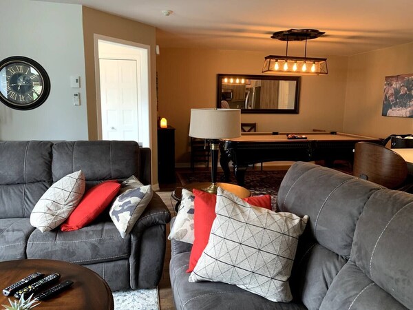 Entertainment Haven: Stylish Condo With Pool Table, Steps Away From 10\/30! - Brossard