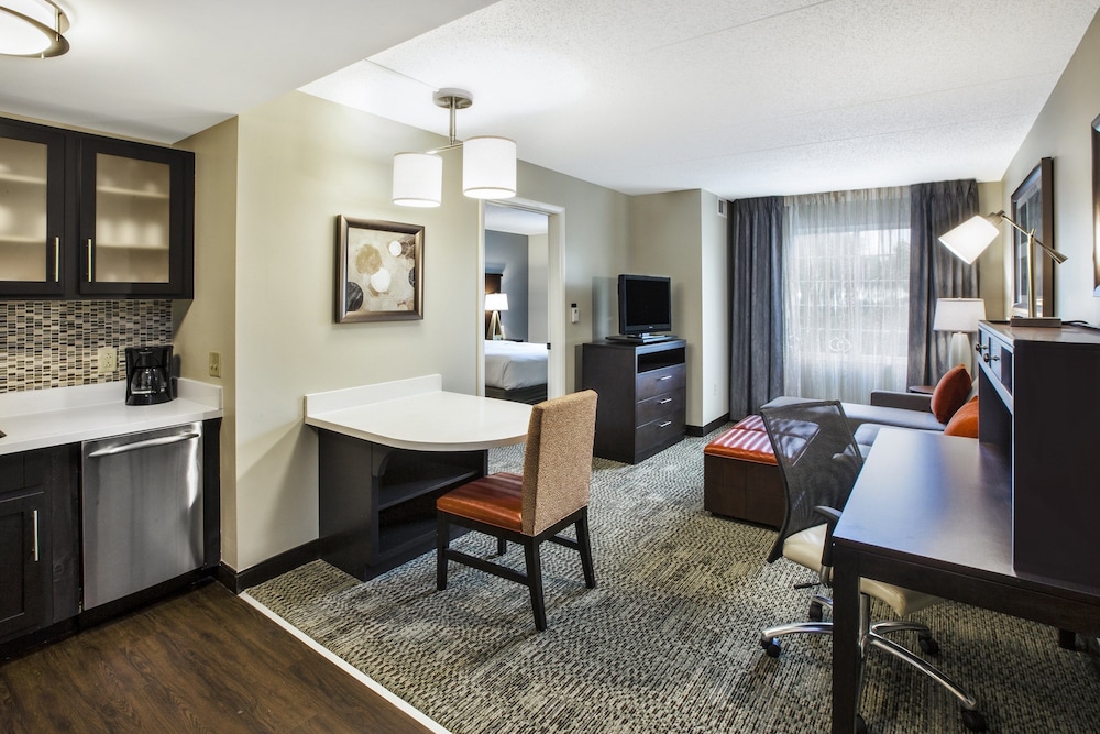 King Suite | 24-hour Business Center, Fitness Center + Free Daily Breakfast - Northfield, OH