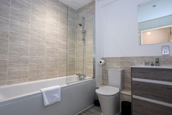 Contemporary 1 Bedroom Apartment, Salford - Piccadilly Station - Manchester