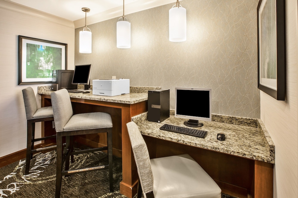 King Suite | 24-hour Business Center, Fitness Center + Free Daily Breakfast - Concord, OH