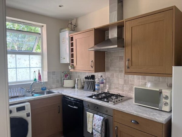 Centrally Located Lincolnshire Home | Free Parking | Large Garden - Lincoln