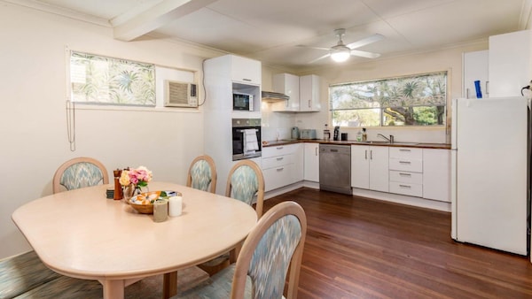 Pet Friendly  Cottage With Waterviews - Queensland