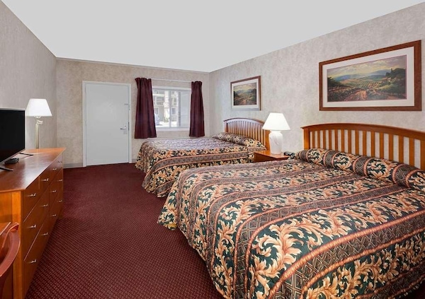 Convenient Stay In Knights Inn Traverse City! 2 Great Units, Free Parking - Traverse City