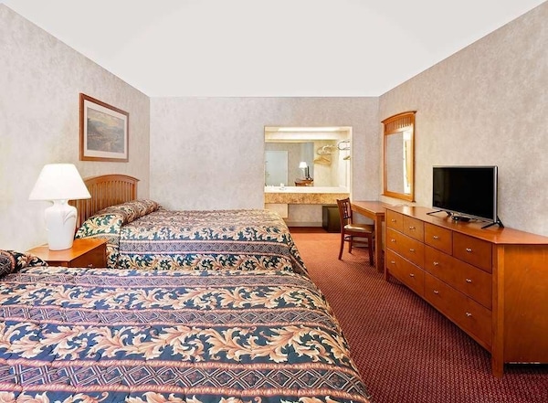 Comfort Meets Affordability In Knights Inn Traverse City! Free Parking, Pool - Traverse City, MI