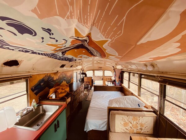 Unique 1962 Vintage Bus In The Heart Of The White Mountain National Forest - ニュー・ハンプシャー州