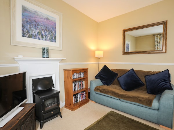 Amelie Cottage, Pet Friendly, Character Holiday Cottage In Beaumaris - Beaumaris