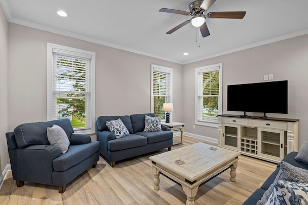 Modern Townhome Near The Beach With Fast Wifi, Balcony, Central Ac & Private W\/d - Beaufort, NC