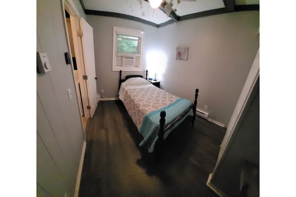 The Cozy Cardinal 2-bedroom Cottage W/ Pool Access, Wi-fi - West Virginia