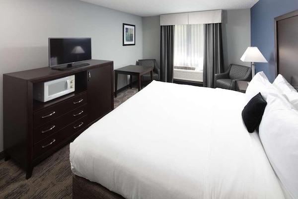 Restful Stay At Red Lion Inn & Suites Sequim! Pool, Free Breakfast And Parking! - Sequim