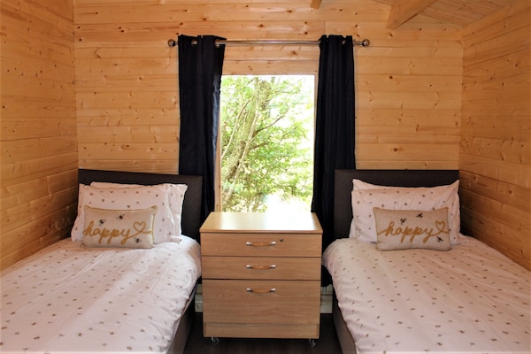 Stunning 5-bed Cabin In Ashton Under Hill - Worcestershire