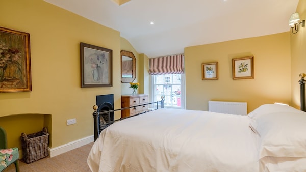 Vine Cottage, Charlbury - Sleeps 3 Guests  In 2 Bedrooms - Witney