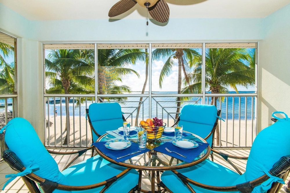 Kaibo Dreams: Beachfront Paradise W/shared Pool & Hot Tub; Walk To Restaurants & Starfish Point - Cayman Islands