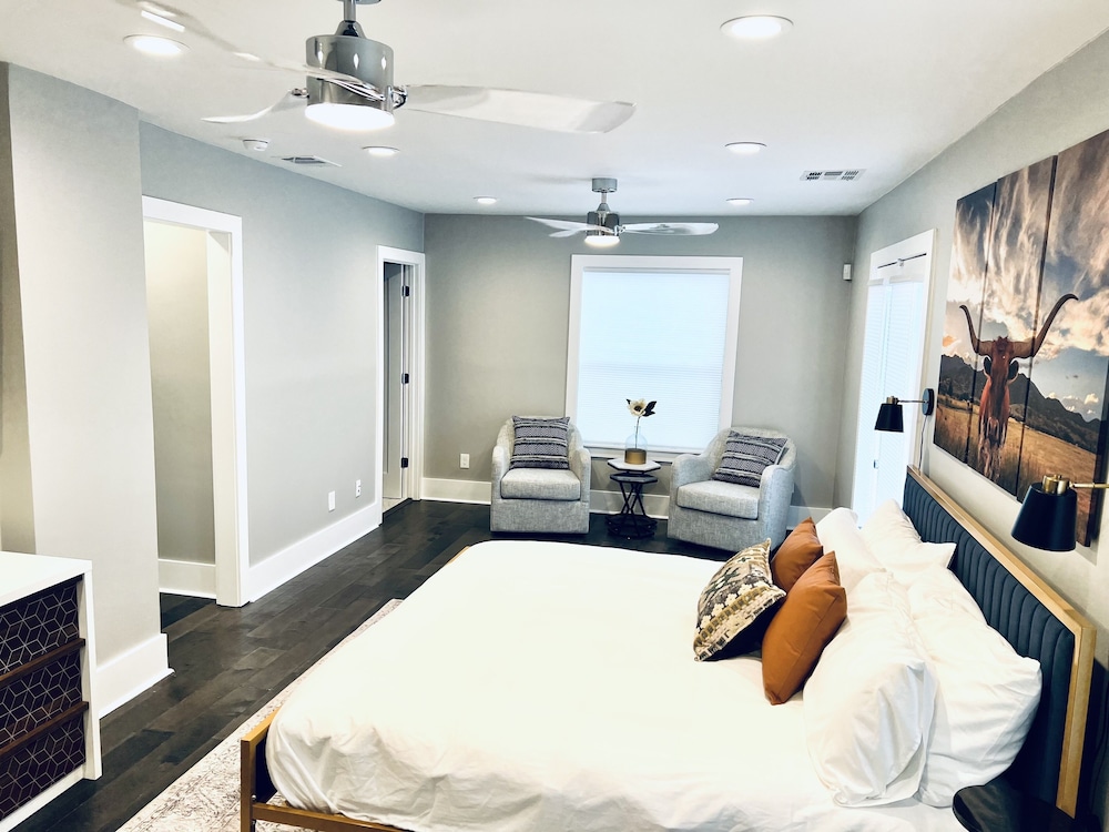 Luxury Boho Heights Retreat- Spacious 4 Bedroom, 4 1/2 Bath Bungalow - Houston, TX