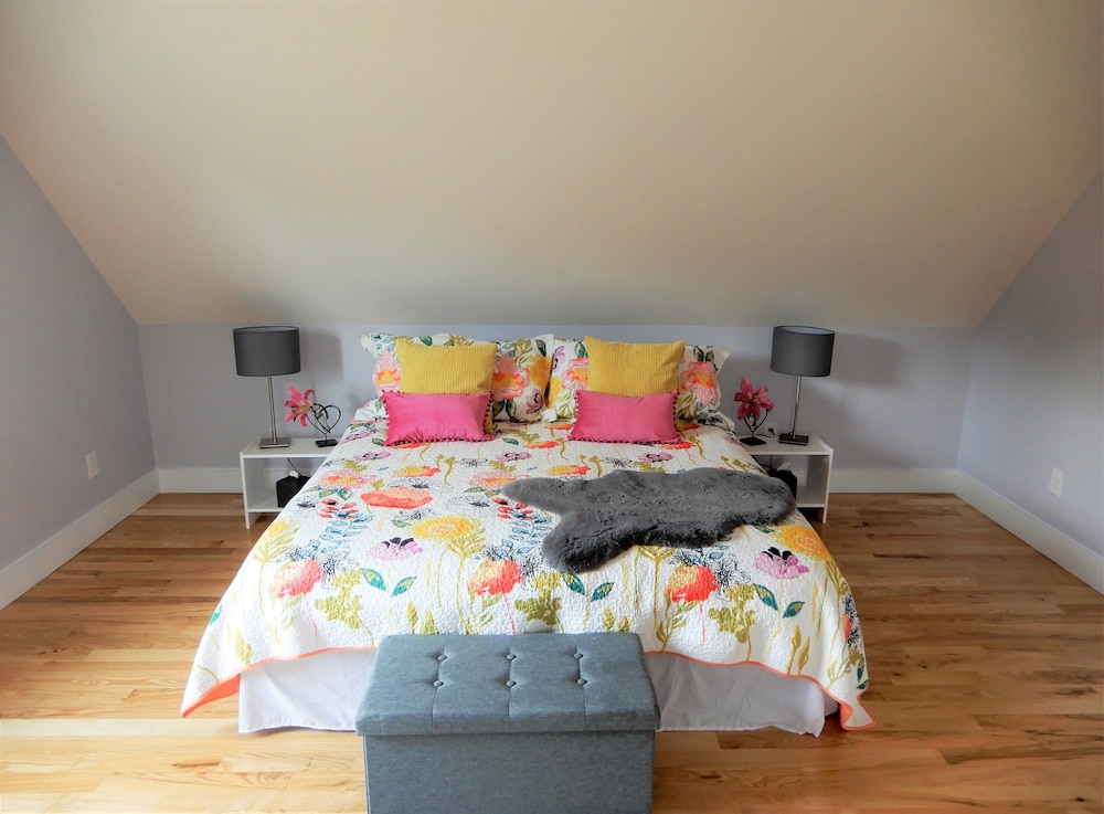 Stunning Brand New 2 Bedroom Loft Amidst Nature - Brookline, NH