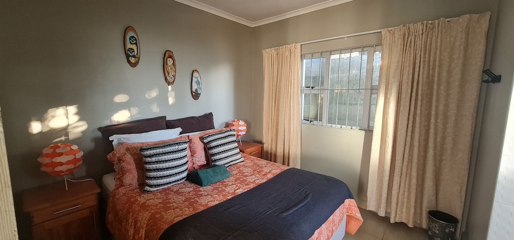 Cosy Flat Is Ideal For A Couple - 150m From The Beach. Romantic - Port Shepstone