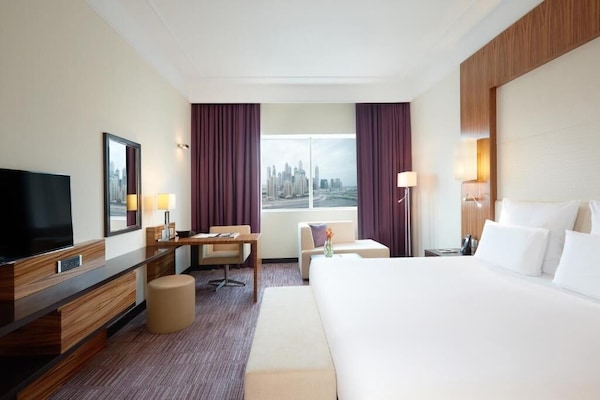 Superior King Room In Jlt Cluster T Near Al Seef Tower 3 By Luxury Bookings - Dubai Marina