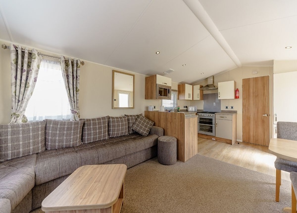 2 Bedroom Accommodation In Bleadon, Weston-super-mare - Somerset