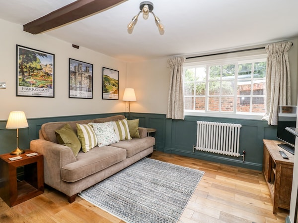 Kemps Yard Retreat, Pet Friendly, Character Holiday Cottage In Thirsk - Thirsk