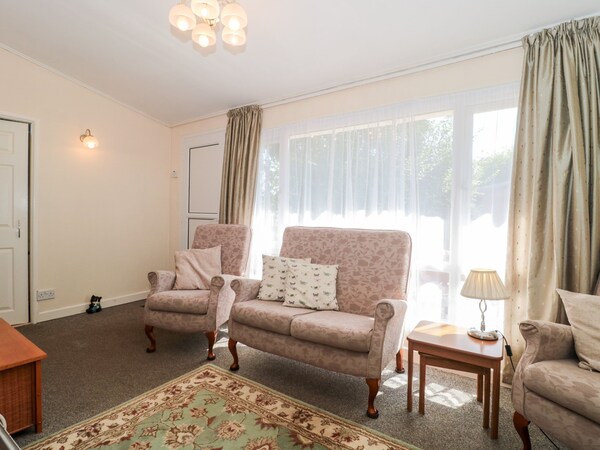 Hill Top, Family Friendly, Character Holiday Cottage In Seaton, Devon - 비어