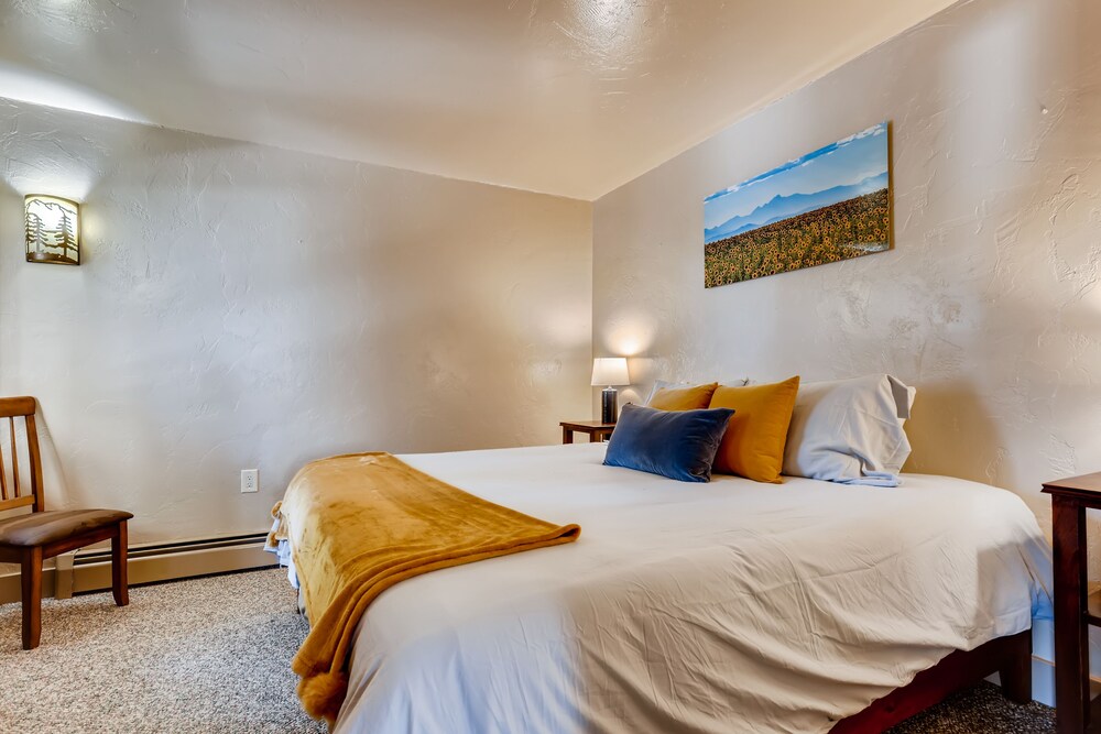 Breckenridge 2 Bedroom Condo, Free Shuttle To Peak 8 & Town,  Close To Resort - Breckenridge, CO