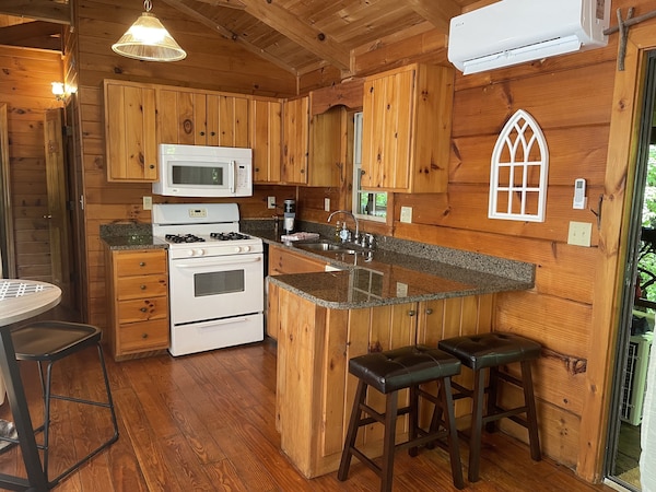3 Secluded Cabin-fireplace- Hot Tub -Firepit - Saluda, NC