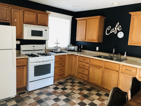 Cute Cozy Apartment. Half A Block Walking Distance From Beautiful Downtown Ionia - Ionia State Recreation Area, Saranac