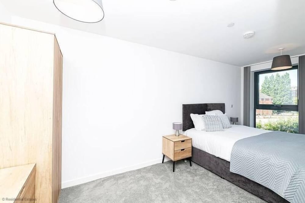 Stylish 2 Bedroom Apartment by Old Trafford - Chorlton-cum-Hardy - Manchester