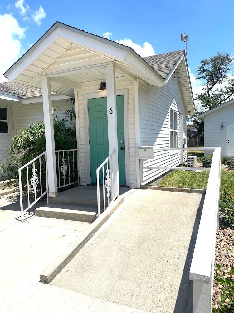 Located In Town, Walking Distance To Marina And Festival Grounds. - Rockport, TX