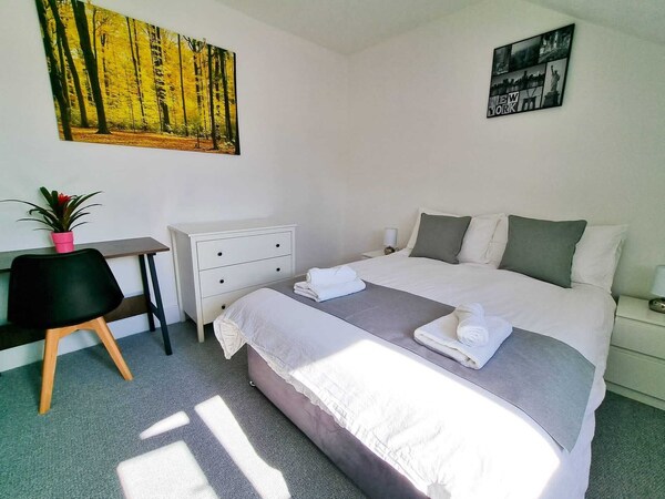 Bright Central Service Apartment - Painswick