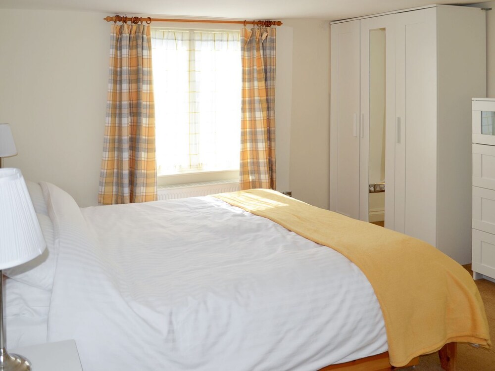 1 Bedroom Accommodation In Newcomen Road & Southtown - Dartmouth