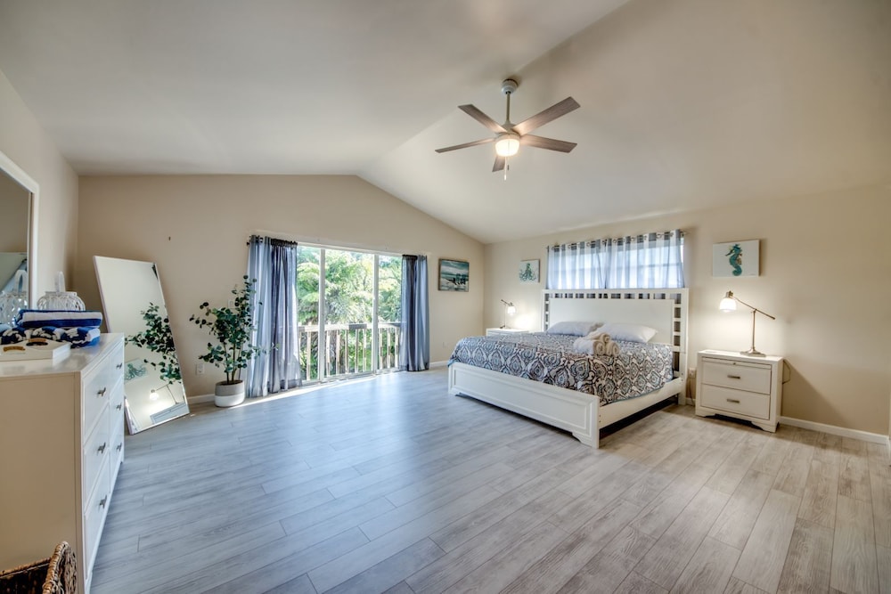 Fully Updated/luxury Beach House W/master Suite-close To Beach! - Fort Myers Beach, FL