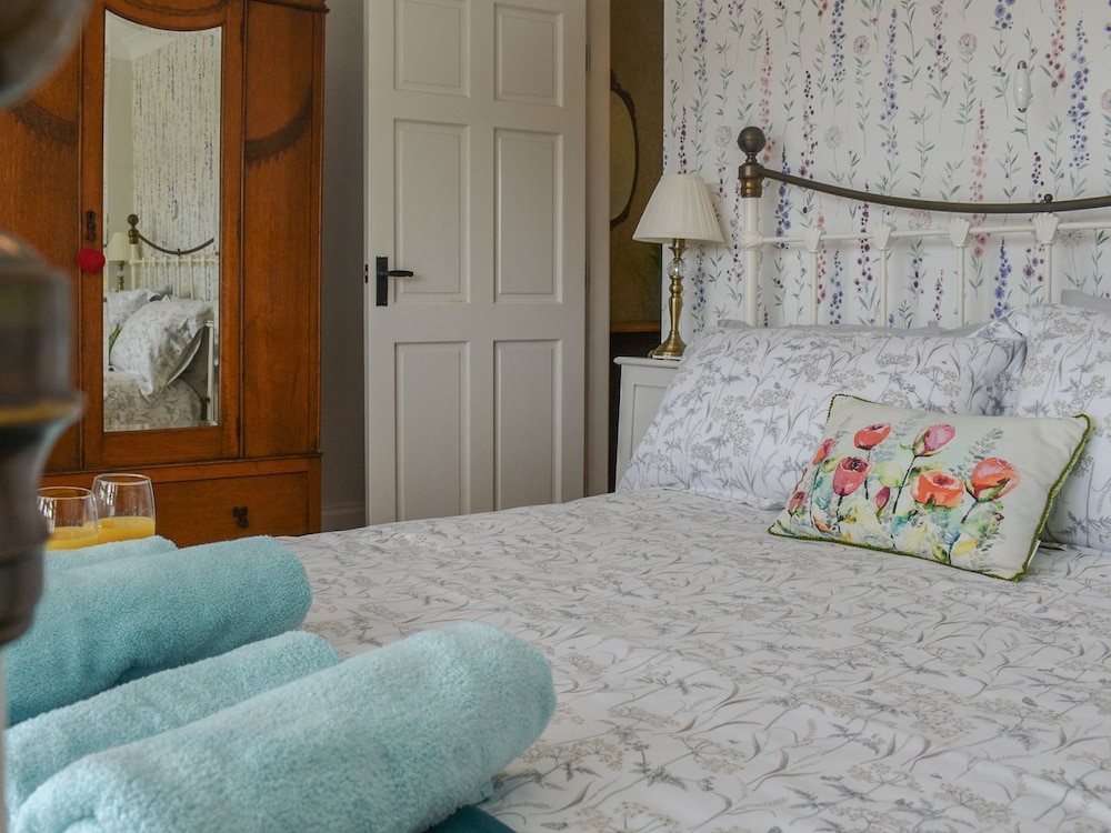 2 Bedroom Accommodation In Haworth - Haworth