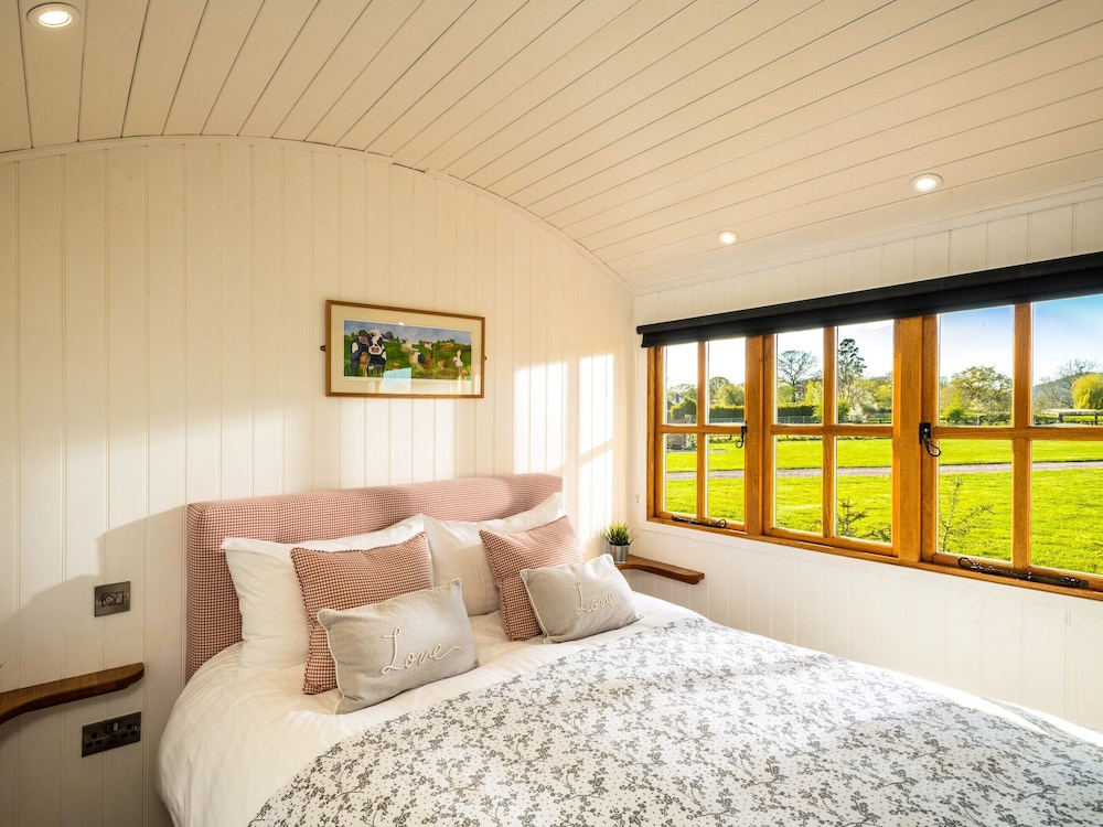 1 Bedroom Accommodation In Ockeridge, Worcester - England