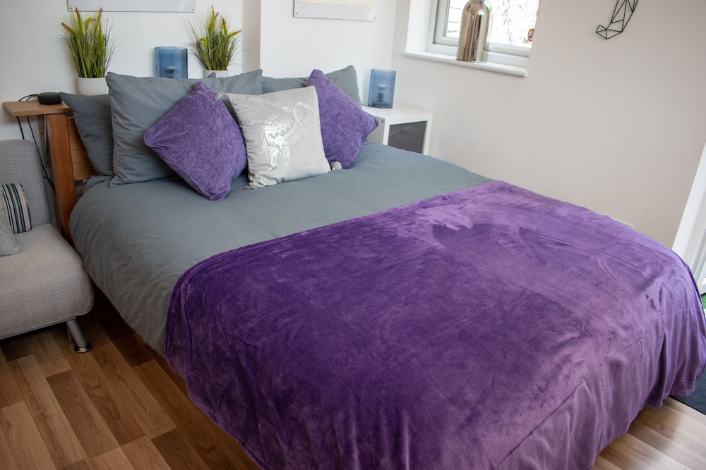 Stansted Airport - Ensuite, Luxury, Private Studio Apartment & Terrace with Full Kitchen - London Stansted Airport (STN)