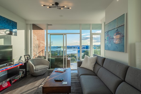 South-west Ocean View Two Bed Two Bath Condo! - サーニッチ