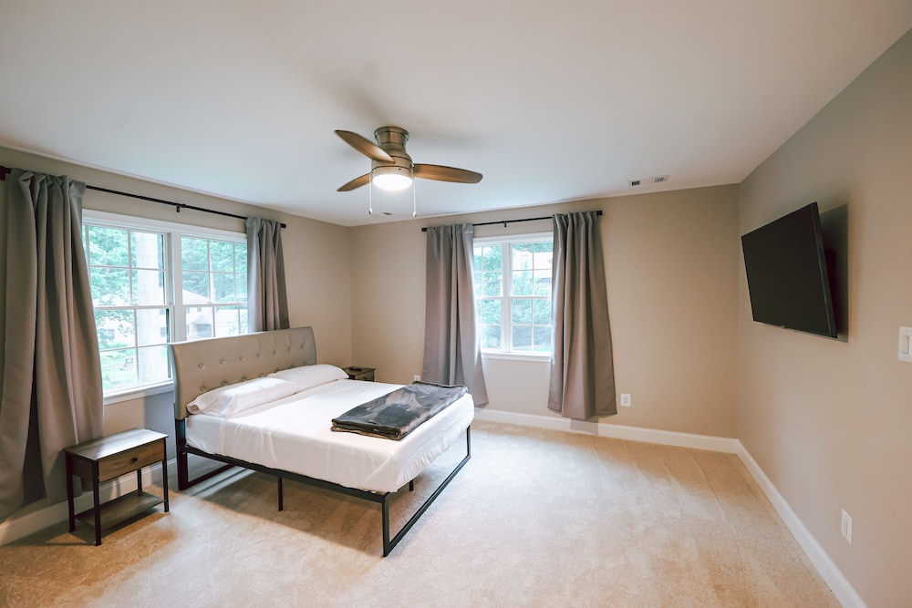 Luxury 4-6 Bedroom House With Movie Theater - Fairfax, VA
