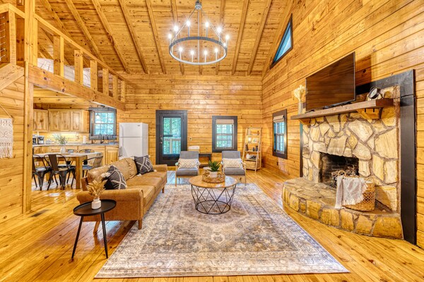 *New* Authentic Log Cabin | Cozy Mountain Retreat - Ellijay, GA