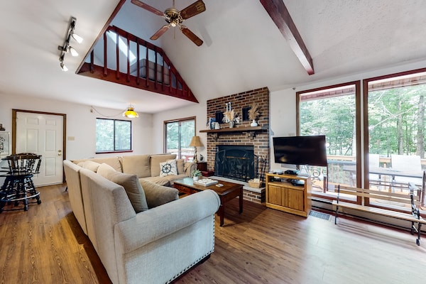 Comfy Home With Fireplace, Woodstove, Game Table, Deck, & Community Pool - Jim Thorpe, PA