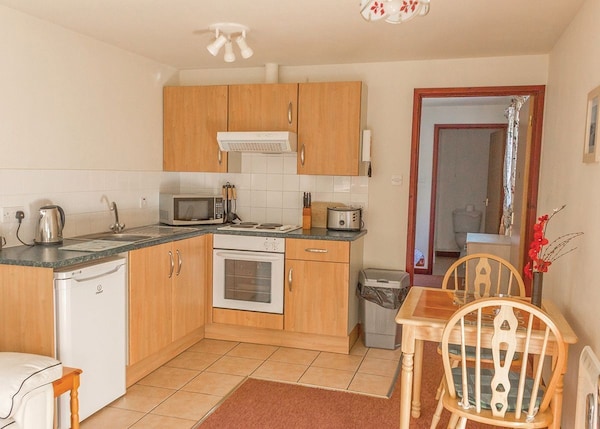 1 Bedroom Accommodation In St Clears, Carmarthenshire - Llansteffan