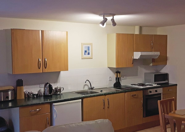 2 Bedroom Accommodation In St Clears, Carmarthenshire - Llansteffan