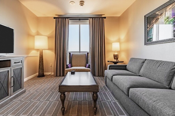 Wyndham Grand Desert, Las Vegas, 1 Bedroom Deluxe Suite - The LINQ Hotel + Experience