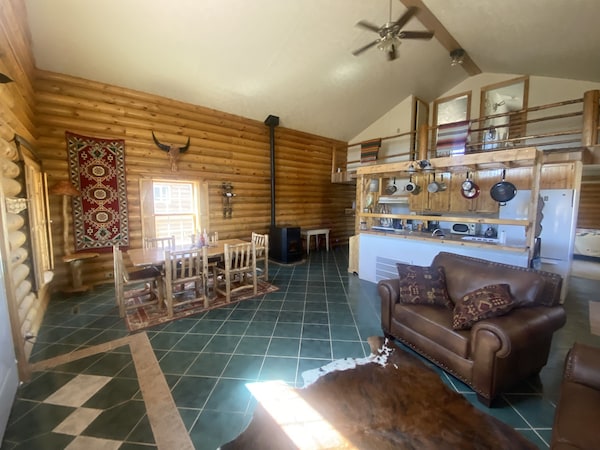 Beautiful Cabin! Fireplace, Deck, Pooltable! - Wyoming