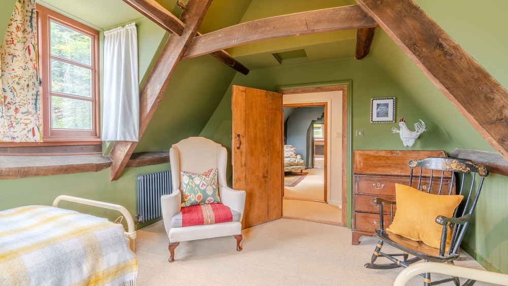 Locks Cottage, Painswick - Sleeps 10 Guests  In 5 Bedrooms - Stroud, UK