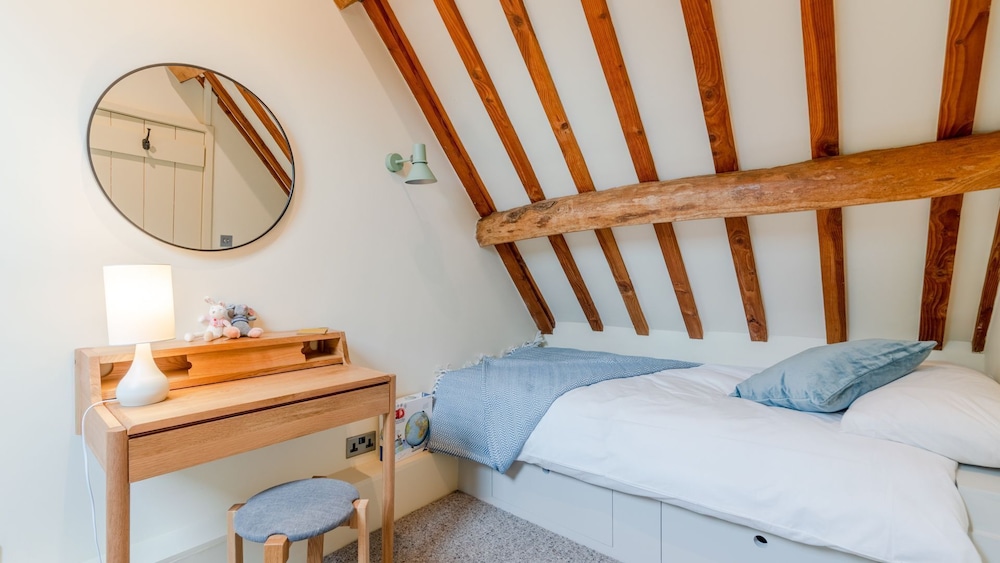 Barns Lee, Eastcourt - Sleeps 7+2 Guests In 5 Bedrooms - Wiltshire