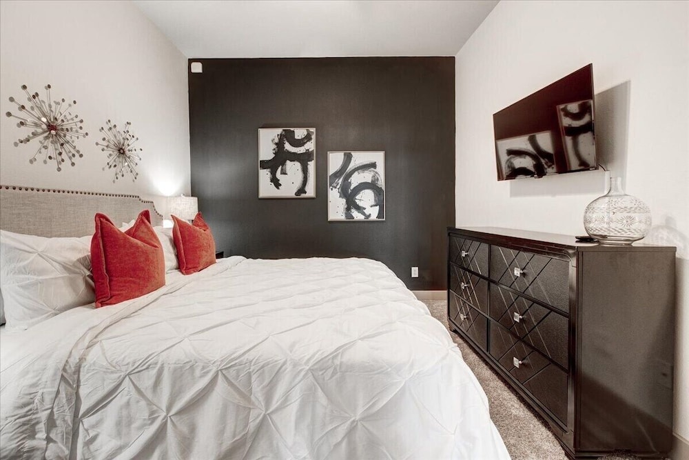 Fully Furnished | 1 Bedroom Apartment | Deep Ellum | Parking | Wifi | Gym - Pleasant Grove - Dallas