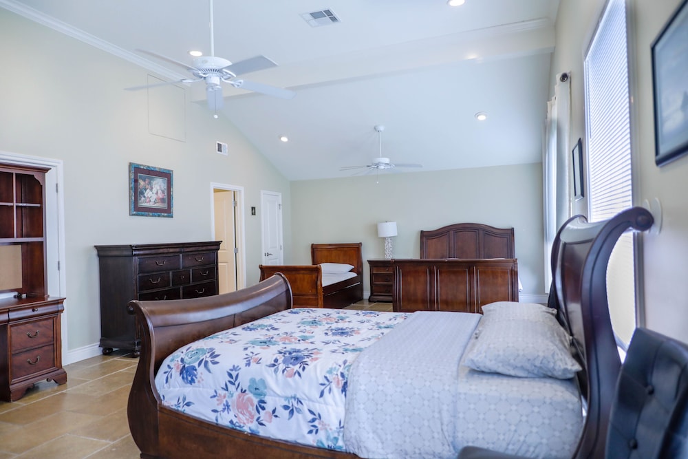 Large Charming Private Resort Near Galleria Pool Hottub Steamroom Gym - Briar Forest Drive – Houston
