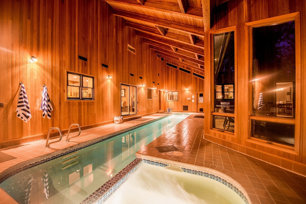 Superbe Maison Dans Sunriver Resort Avec Piscine Intérieure Et Spa Intérieur Par Avantstay - Oregon