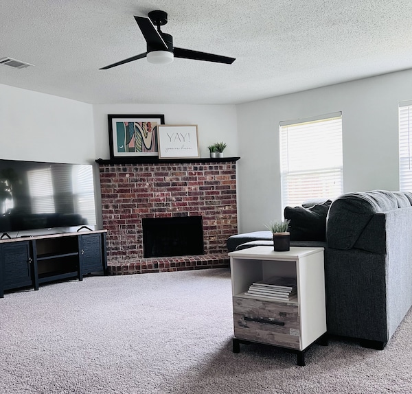 Cozy 3 Bedroom House With Beautiful Fireplace - Allen, TX