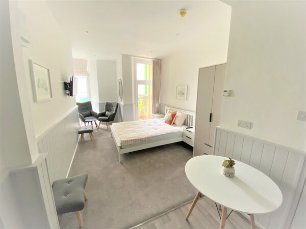 The Lighthouse Studio Apartment @ Sunnybeach Is Ideal For A Couple With Many Attractions Nearby, You - Dittisham